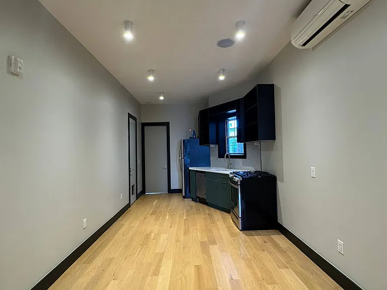 41 Van Wagenen Ave #4L — Photo 5