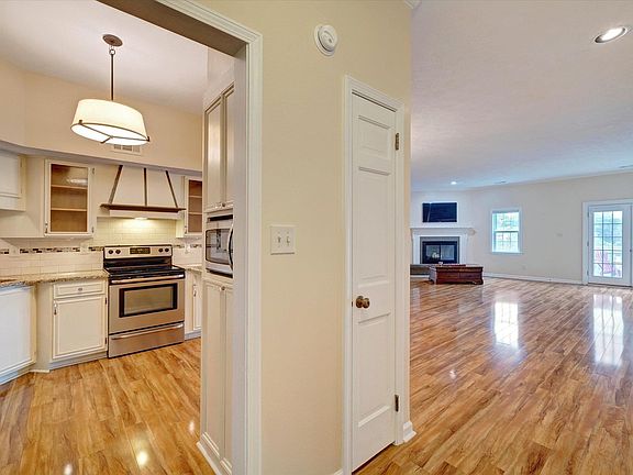 5th image of 2604 E 2nd St #B5