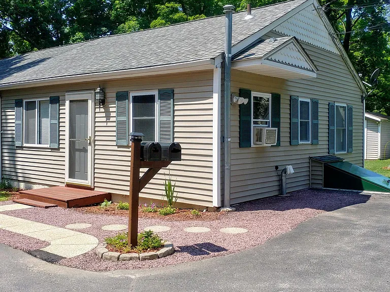 Exterior / entry. Right unit (B)
