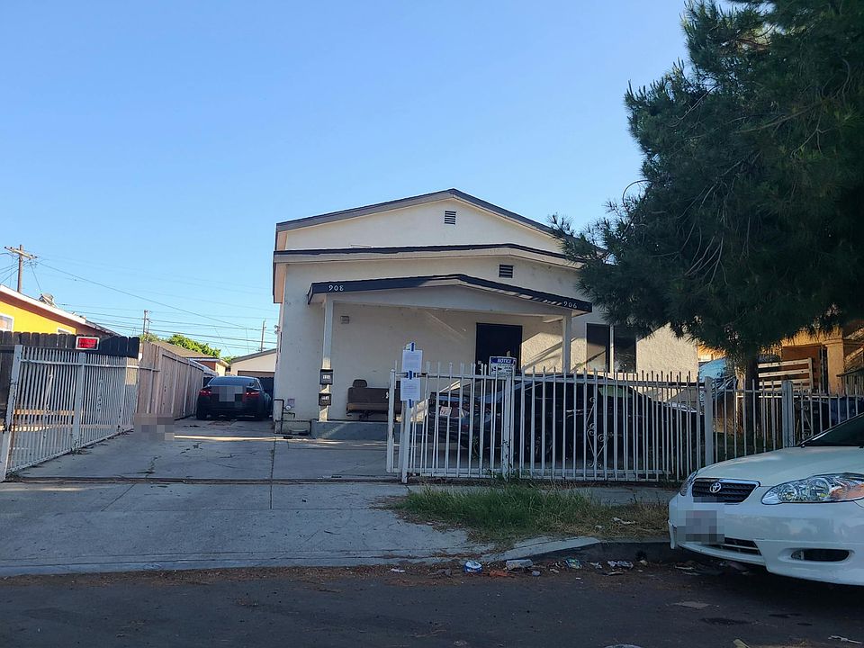 1st image of 906 E 109th St