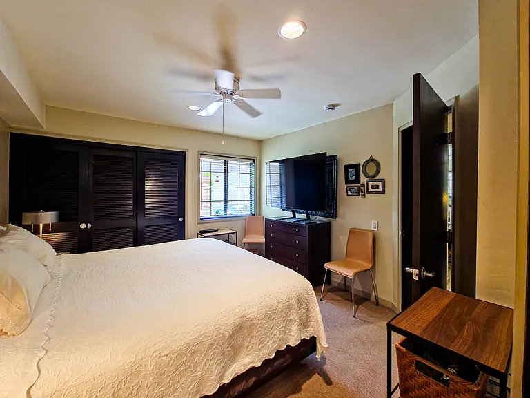 Secondary bedroom.