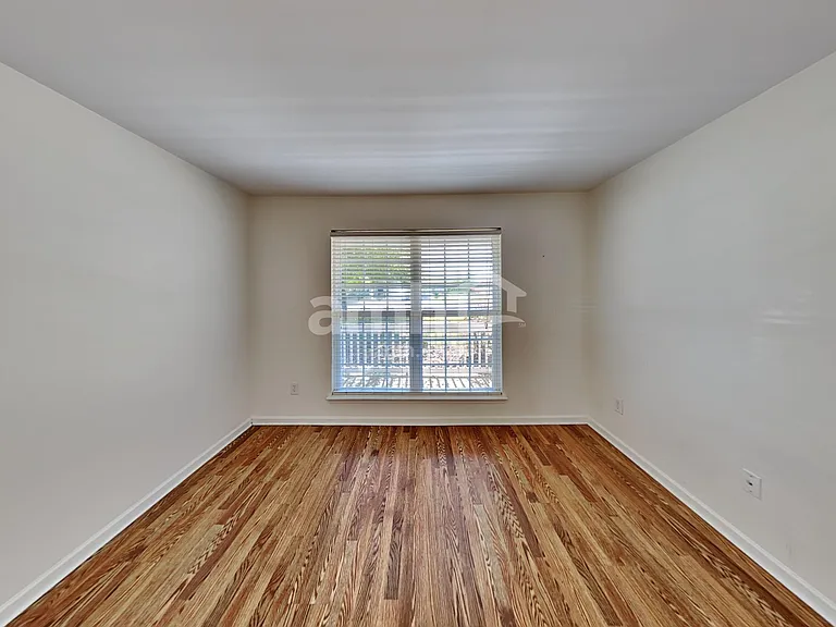1042 Vanguard Dr — Photo 7