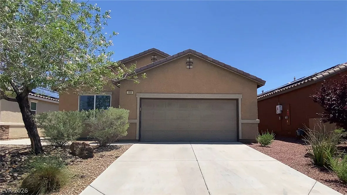 4 bed, 2.0 bath, 1484 sqft, $2,170 — Photo 1