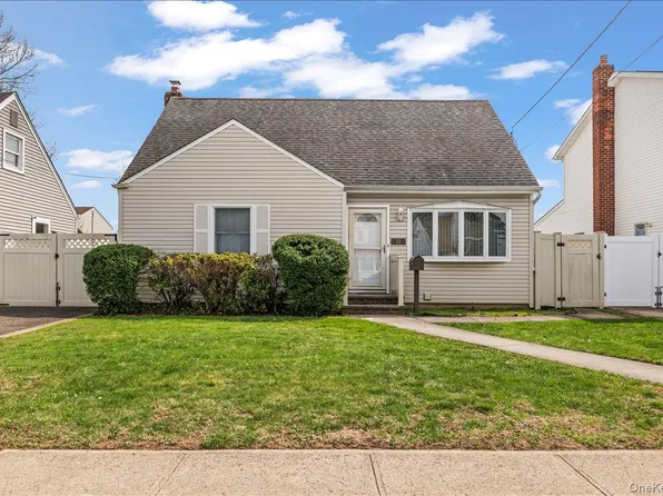 51 Audrey Avenue, Plainview, NY 11803