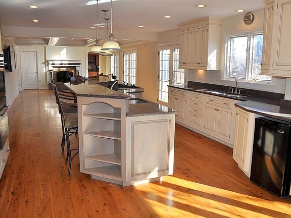 2nd image of 28 Linden Hill Ct