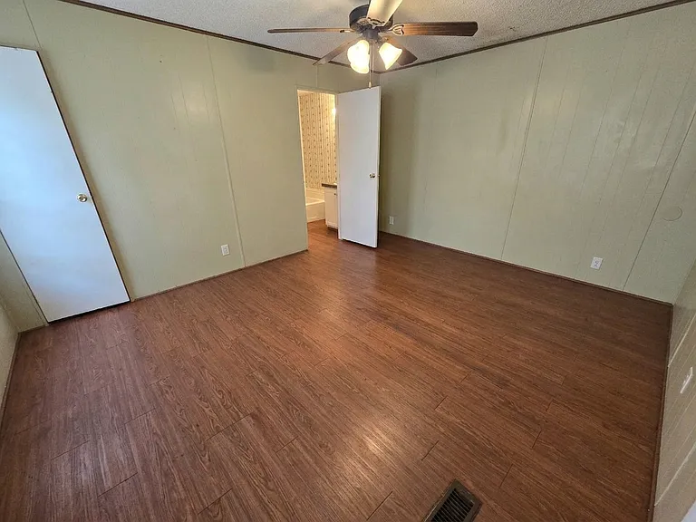 Oak Creek Estates MHC — Photo 11