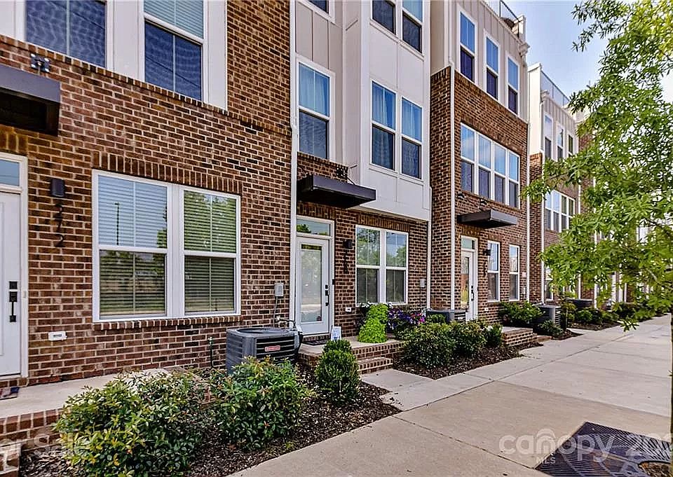1st image of 272 Parkwood Ave