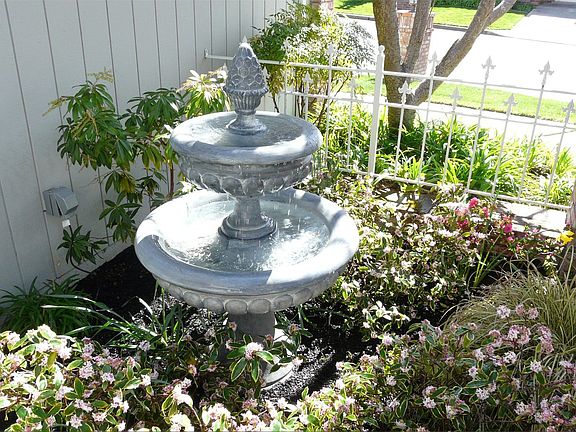 A cheeful fountain greets the visitor in the English garden front courtyard