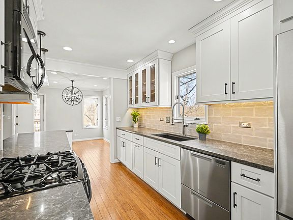 5th image of 416 Lawrence Ave