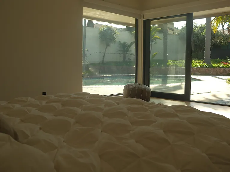 Master Bedroom with a view on the backyard