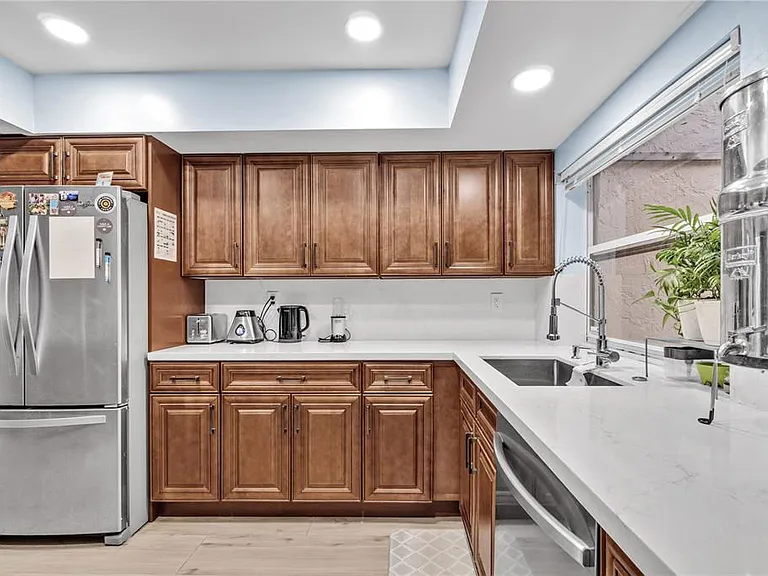 607 Village Lake Dr — Photo 2