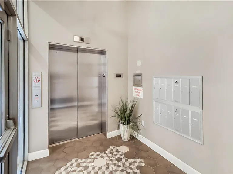 438 Selden St #203 — Photo 3