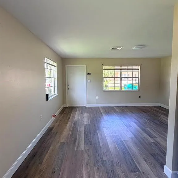 3080 Linwood Ave — Photo 2