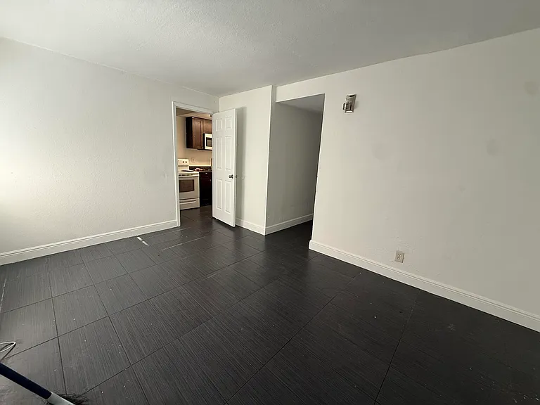 37 SW 14th St #9 — Photo 2