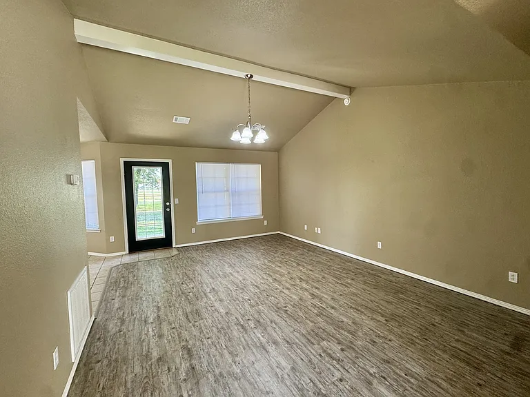 121 Lanita Dr — Photo 2