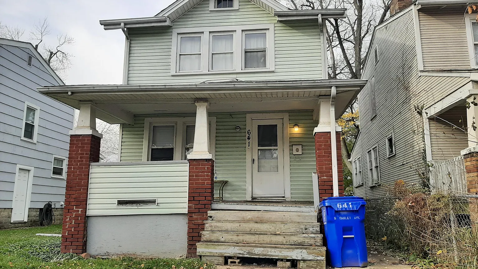 641 S Oakley Ave photo 1