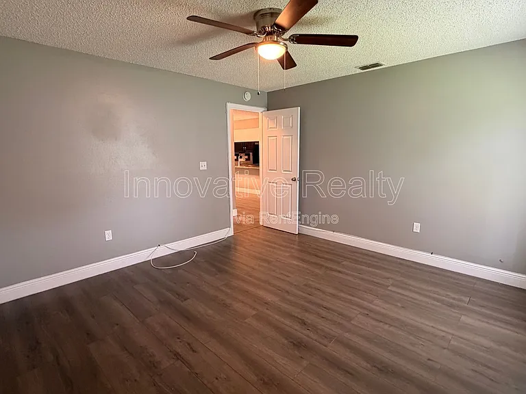 1025 Derbyshire Dr — Photo 10