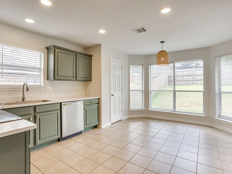 213 Carriage Dr — Photo 3