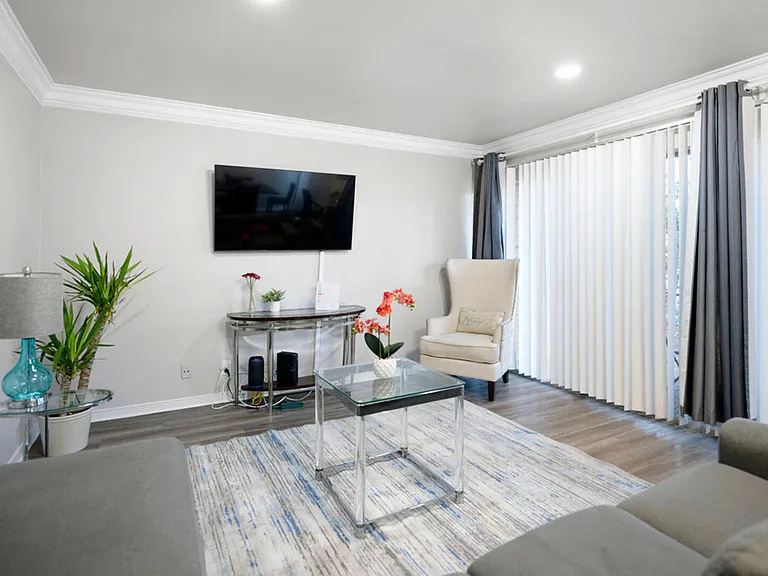E Avenue J — Photo 1