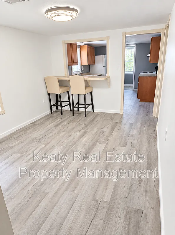 3 bed, 2.0 bath, 1370 sqft, $1,300 — Photo 3