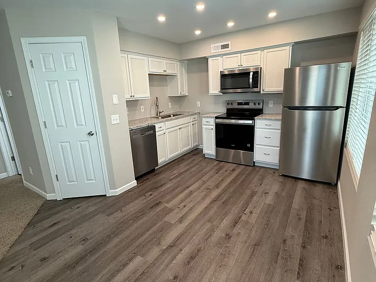 Silver Sands Apartments — Photo 10