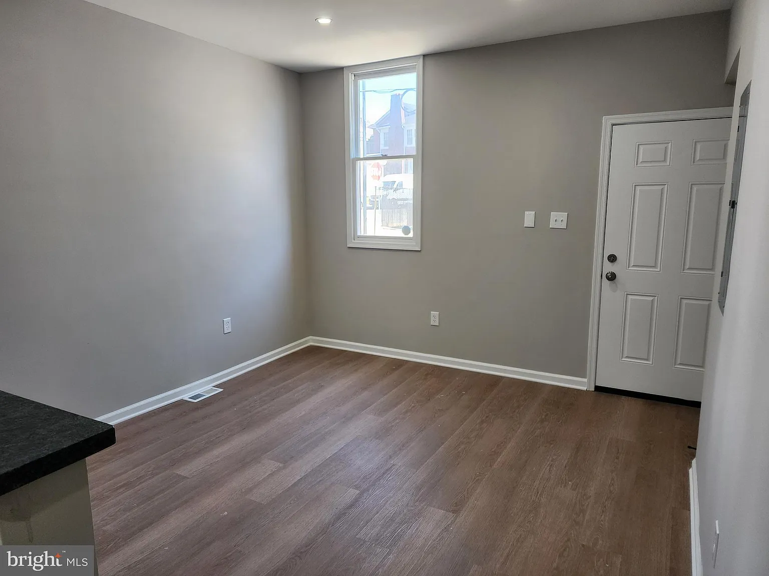 3 bed, 1000 sqft, $1,600 — Photo 2