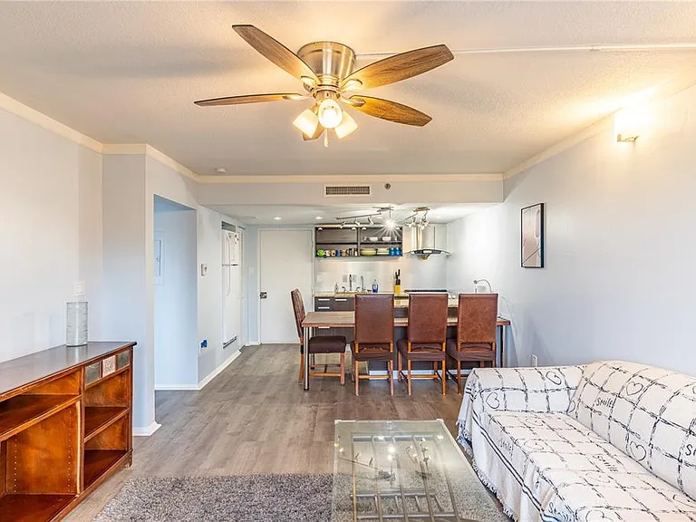 701 S Madison Ave #401 — Photo 8