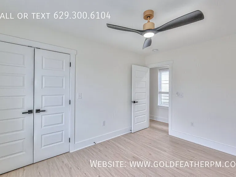 402B E Trinity Ln — Photo 32