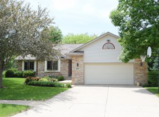 601 Westlawn Dr, Cottage Grove, WI 53527