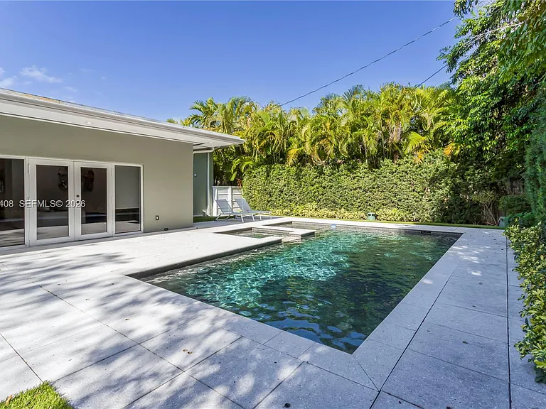 301 Shore Dr E — Photo 47