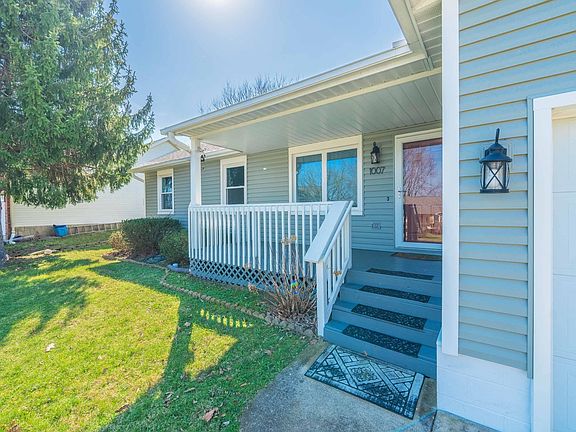 3rd image of 1007 W Countryside Ln