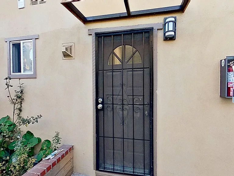 437-443 W Valencia Dr — Photo 57