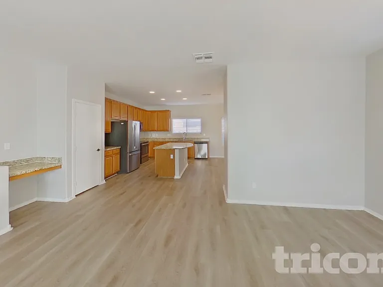 40086 W Bonneau St — Photo 2