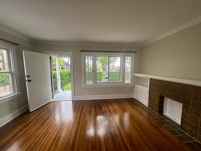 433 W Windsor Rd — Photo 3