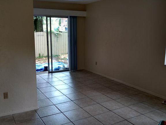5th image of 2611 SW 31st Pl #B