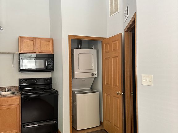 Stacking washer/dryer
