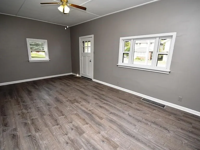 1355 E Walnut St — Photo 4