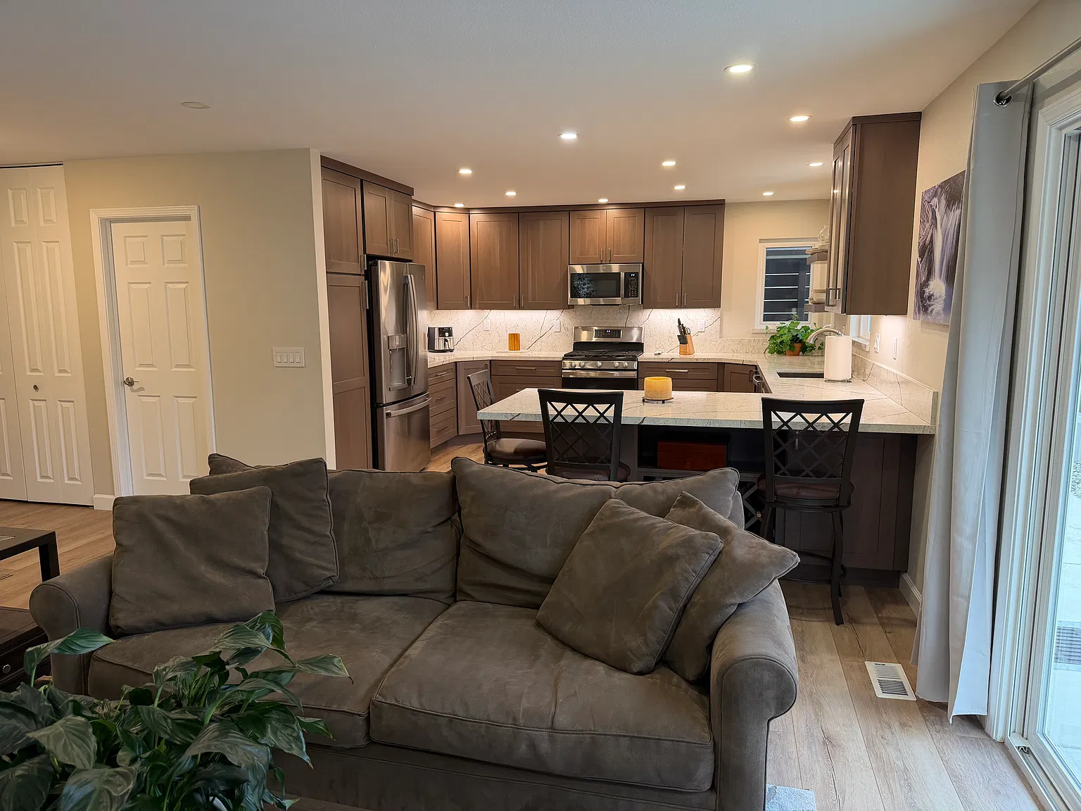 2 bed, 1040 sqft, $4,650 — Photo 4