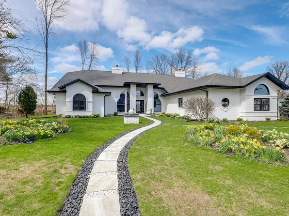 402 Wild Oak DRIVE, Manitowoc, WI 54220