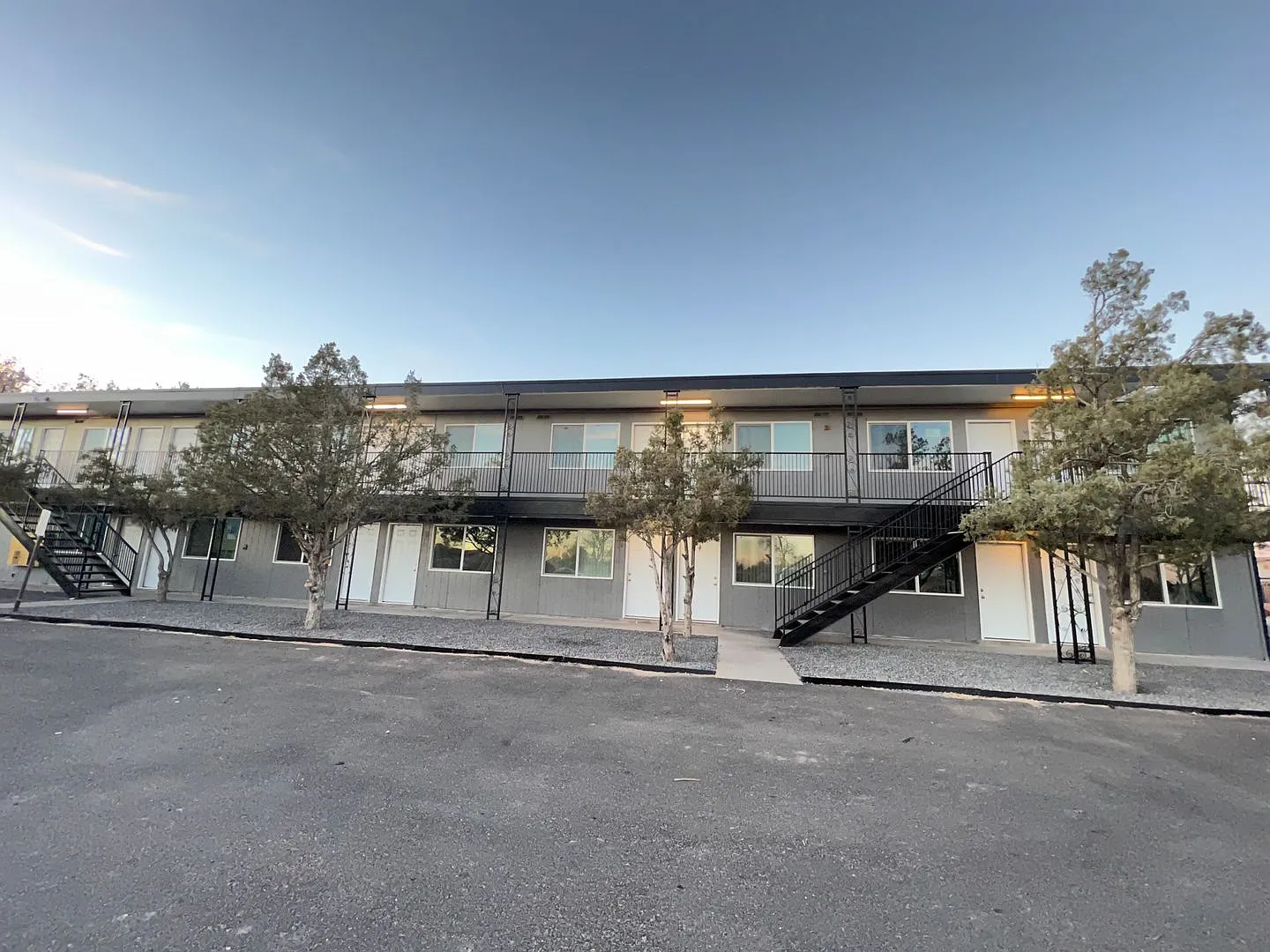 Oakley Apartments — Photo 1