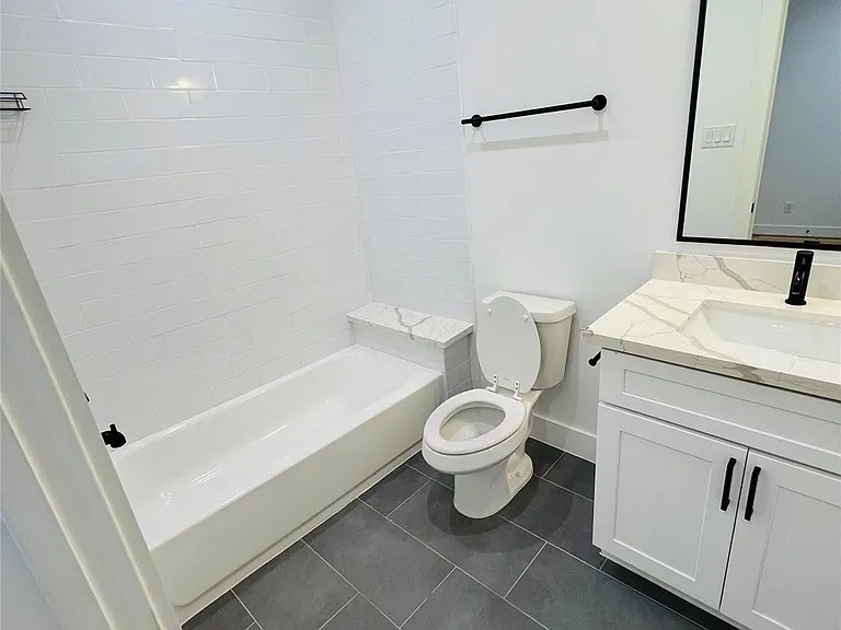 1103 W 15th 1/2 St #A — Photo 33