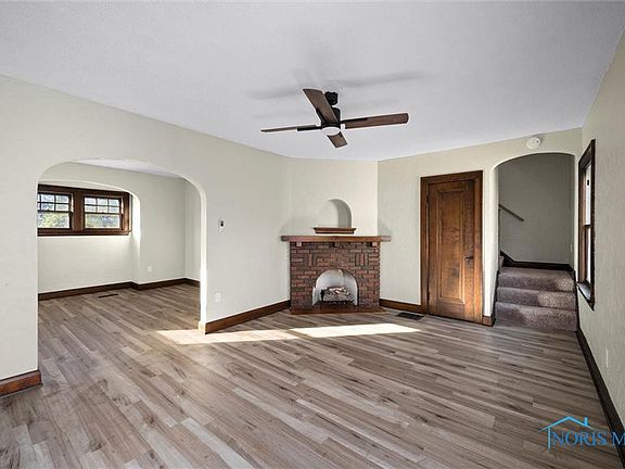 3rd image of 934 Eleanor Ave