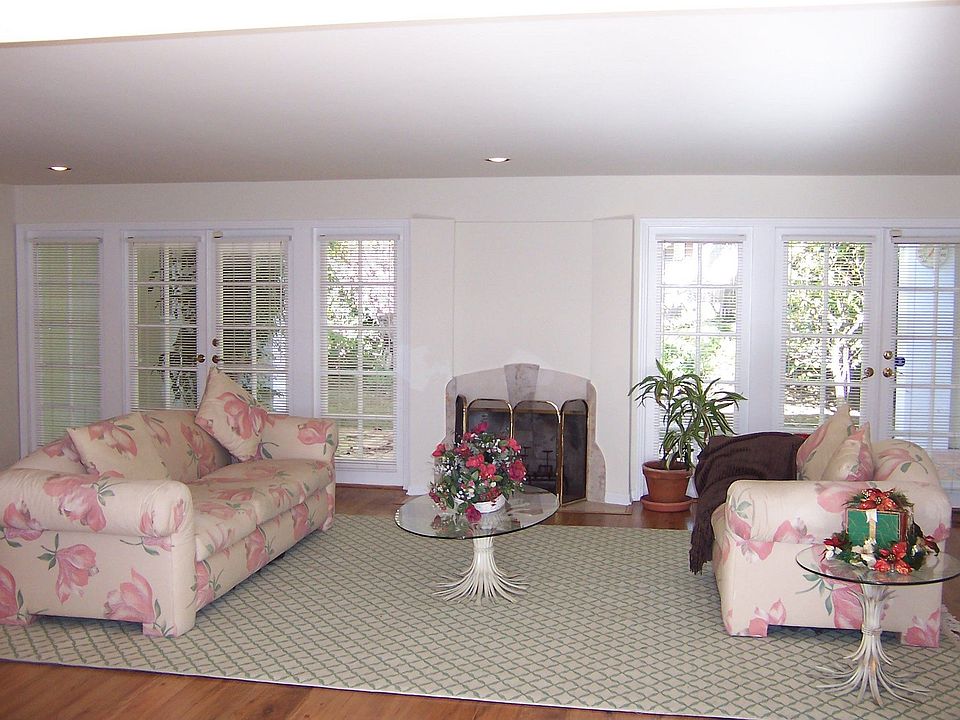 GREAT ROOM/LIVING ROOM W/FIREPLACE