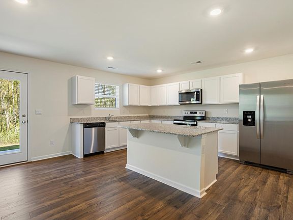 4th image of 206 Quarter St