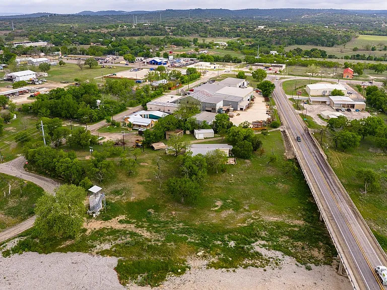 123 FM 480 — Photo 52