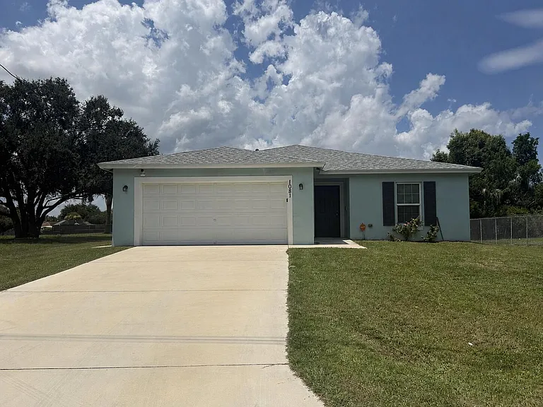 1081 SW McDevitt Ave — Photo 1
