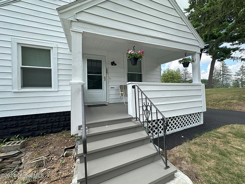 5th image of 135 Snowden Avenue