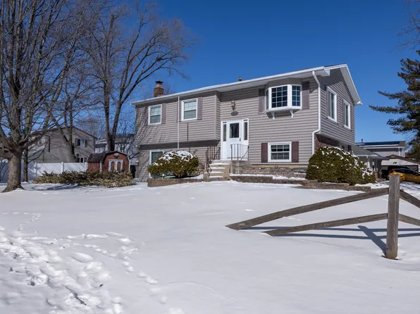 580 Appaloosa Ct, Carol Stream, IL 60188
