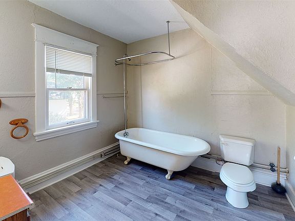 120-EAvenue-B-4-Bathroom