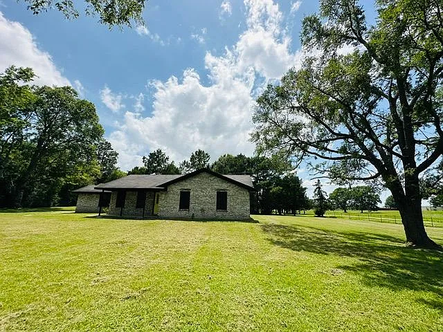 1470 FM 2712 — Photo 34